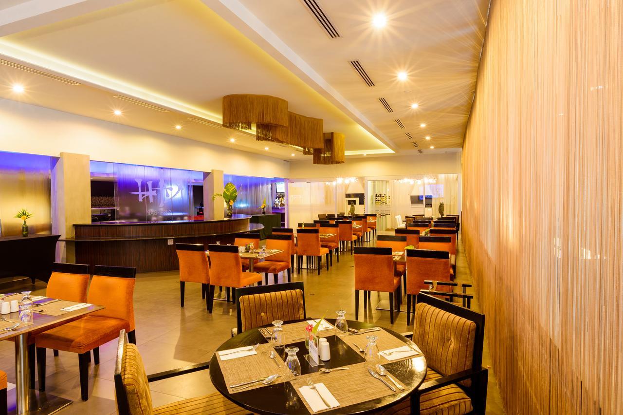 Riande Aeropuerto Hotel Casino Токумен Экстерьер фото