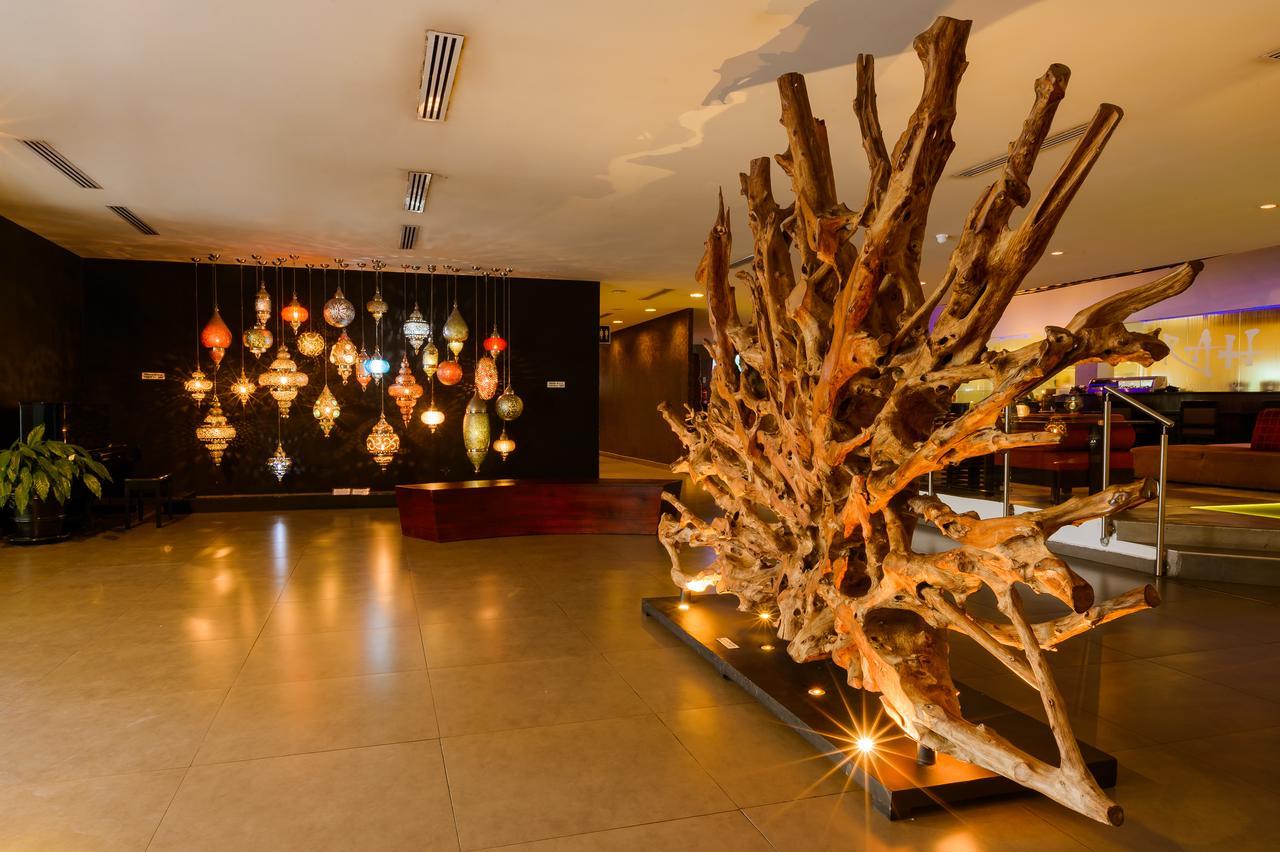 Riande Aeropuerto Hotel Casino Токумен Экстерьер фото